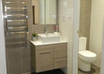 Queen motel room bathroom